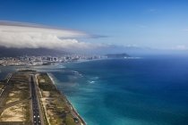 Luftaufnahme von Waikiki vom Flughafen Honolulu mit Diamantkopf in der Ferne; honolulu, oahu, hawaii, vereinigte staaten von amerika — Stockfoto
