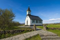 Небольшая церковь в сельской местности; Тингвеллир, Исландия — стоковое фото
