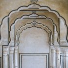 Детали архитектуры внутри здания в форте Амер; Джайпур, Раджастан, Индия — стоковое фото