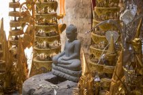 Santuario buddista all'interno di una torre a Prasat Yeah Puon, il Gruppo Sud, Sambor Prei Kuk; Kompong Thom, Cambogia — Foto stock