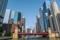 Здания в центре Чикаго, как видно из реки Чикаго на Ласалль-стрит; Чикаго, Иллинойс, США — стоковое фото