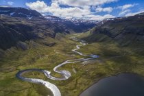 Vista aérea del río que serpentea hacia el océano en los fiordos occidentales de Islandia; Islandia - foto de stock