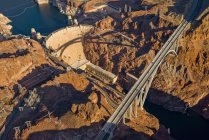 Vista aérea de la presa Hoover y la carretera; Las Vegas, Nevada, Estados Unidos de América - foto de stock