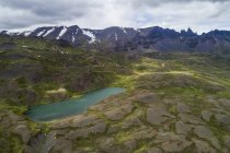 Lago de montaña en el norte rural de Islandia; Islandia - foto de stock