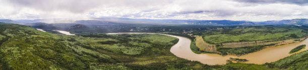 Río Yukón mientras atraviesa Cinco Rápidos de Dedo; Carmacks, Territorio de Yukón, Canadá - foto de stock