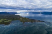 Paysage panoramique du nord de l'Islande le long de la côte sous un ciel nuageux ; Hofsos, Islande — Photo de stock