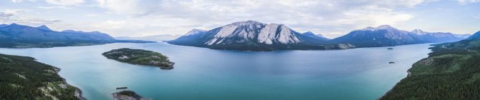 Lago Tagish e Isla Bove al atardecer, cerca de Carcross; Territorio del Yukón, Canadá - foto de stock