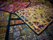 Exhibición de textiles coloridos y decorativos; Jaisalmer, Rajasthan, India - foto de stock