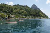 Boote auf dem karibischen Meer im Schatten der Pitons; Heilige Lucia — Stockfoto
