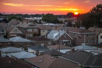 Urban neighborhood Archer Heights in Chicago at sunset; Chicago, Illinois, Estados Unidos da América — Fotografia de Stock