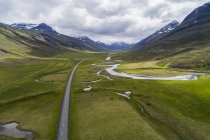 Vista aérea del paisaje escénico del norte de Islandia, con la autopista 1, la carretera de circunvalación; Islandia - foto de stock