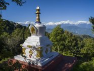 Dekoratives buddhistisches Denkmal an einem Berghang mit Blick auf den Himalaya; kaluk, sikkim, india — Stockfoto