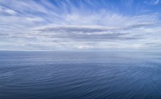 Nuages au-dessus des eaux bleues de l'Atlantique Nord ; Islande — Photo de stock