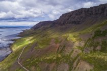 Die Straße, die sich um die Halbinsel Schlangenlinien schlängelt; Island — Stockfoto