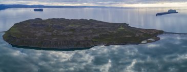 Formação de terras no Oceano Atlântico ao largo da costa norte da Islândia; Hofsos, Islândia — Fotografia de Stock