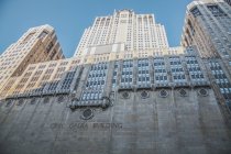 Здание Чикагской гражданской оперы, вид с реки Чикаго; Чикаго, штат Иллинойс, Соединенные Штаты Америки — стоковое фото