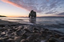 Hvitserkur ao pôr do sol, Norte da Islândia; Islândia — Fotografia de Stock