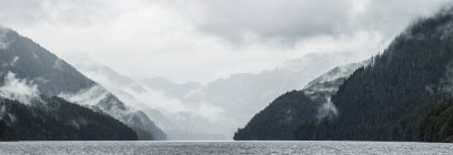 Vista panorâmica da floresta tropical Great Bear com névoa e nuvem baixa; Hartley Bay, British Columbia, Canadá — Fotografia de Stock