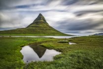 Kirkjufell, la montaña más fotografiada de Islandia, tomada aquí con una larga exposición, Península Snaefellsness; Islandia - foto de stock