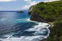 Vista panorámica de la costa de Hamakua desde un mirador del sendero, Valle de Pololu, Kohala del Norte, Isla de Hawaii, Hawai, Estados Unidos de América - foto de stock