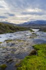 Lindo rio de água doce corre através de um vale no oeste da Islândia, Islândia — Fotografia de Stock