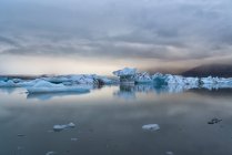 Jokulsarlon, una gran laguna llena de icebergs a lo largo de la costa sur de Islandia; Islandia - foto de stock