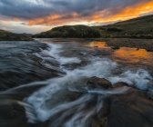 Pôr do sol deslumbrante sobre um riacho sem nome na remota Islândia; Islândia — Fotografia de Stock