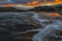 Beau coucher de soleil sur un ruisseau en Islande rurale ; Islande — Photo de stock