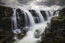 Moody зображення водоспадів в центральній частині Ісландії у тривалого впливу; Ісландія — стокове фото