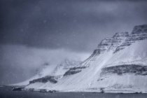 Ein Schneesturm entlang der seltsamen Küste an den westlichen Fjorden Islands; — Stockfoto