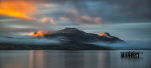 Захід сонця, світла над фіорд поблизу віддаленого містечка Djupavik уздовж узбережжя Strandir; Djupavik, West фіорди, Ісландія — стокове фото
