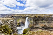 Gorgeous landscape viewpoint overlooking the Haifoss waterfall valley, Iceland — Stock Photo