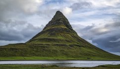 Kirkjufell, la montagna più fotografata d'Islanda, vicino a Grundarfjodur, penisola di Snaefellsness; Islanda — Foto stock