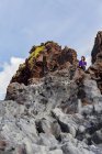 Touristin auf dem Gipfel der Felsformation in Westisland, snaefellsnes Halbinsel, Island — Stockfoto