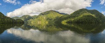 Vue panoramique de la région de la forêt tropicale Great Bear ; Hartley Bay, Colombie-Britannique, Canada — Photo de stock
