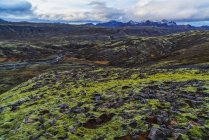 Una vista de las tierras altas de Islandia a lo largo de la costa sur - foto de stock