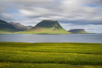 Kirkjufell visto desde una distancia con una larga exposición, Península Snaefellsness; Islandia - foto de stock