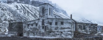 Vista panorámica fábrica de arenques abandonada en tiempo tormentoso, Djupavik, West Fjords, Islandia - foto de stock