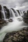 Pequena cachoeira na zona rural do Norte da Islândia; Islândia — Fotografia de Stock