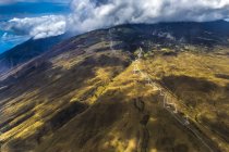 Vista aérea de primavera que muestra el parque eólico Kahea Wind Power en West Maui, Hawaii, EE.UU. - foto de stock