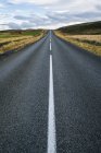 Estrada que conduz à distância; Islândia — Fotografia de Stock