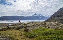 Female hiker standing at glacier lake, Vatnajokull National Park, Iceland — Stock Photo