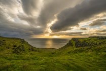 Puesta de sol sobre el Océano Atlántico que nubes dramáticas, Península Snaefellsness; Islandia - foto de stock