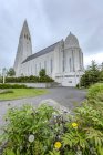 Uma vista lateral do icônico Hallgrimskirkja em Reykjavik, Islândia, a igreja mais alta do país; Reykjavik, Islândia — Fotografia de Stock