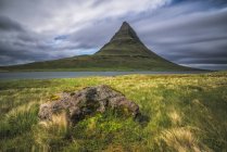Larga exposición dramática sobre Kirkjufell, la montaña más fotografiada de Islandia, Península Snaefellsness; Islandia - foto de stock