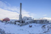 Мальовничий вид на занедбаних оселедець заводу в снігу, Djupavik, West фіорди, Ісландія — стокове фото
