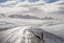 A Ring Road na Islândia vai para a distância através da paisagem nevada da Islândia do Norte; Islândia — Fotografia de Stock