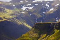 Das Grün der isländischen Landschaft mit Wasserfällen, Schlangenhalbinsel; Grundarfjordur, Island — Stockfoto