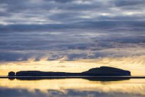 Pôr do sol sobre uma ilha perto de Hofsos, Norte da Islândia; Hofsos, Islândia — Fotografia de Stock