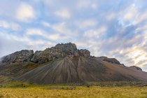 Paisagem montanhosa rochosa robusta ao pôr do sol no verão, Islândia — Fotografia de Stock